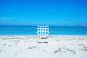 海と浜辺と椅子